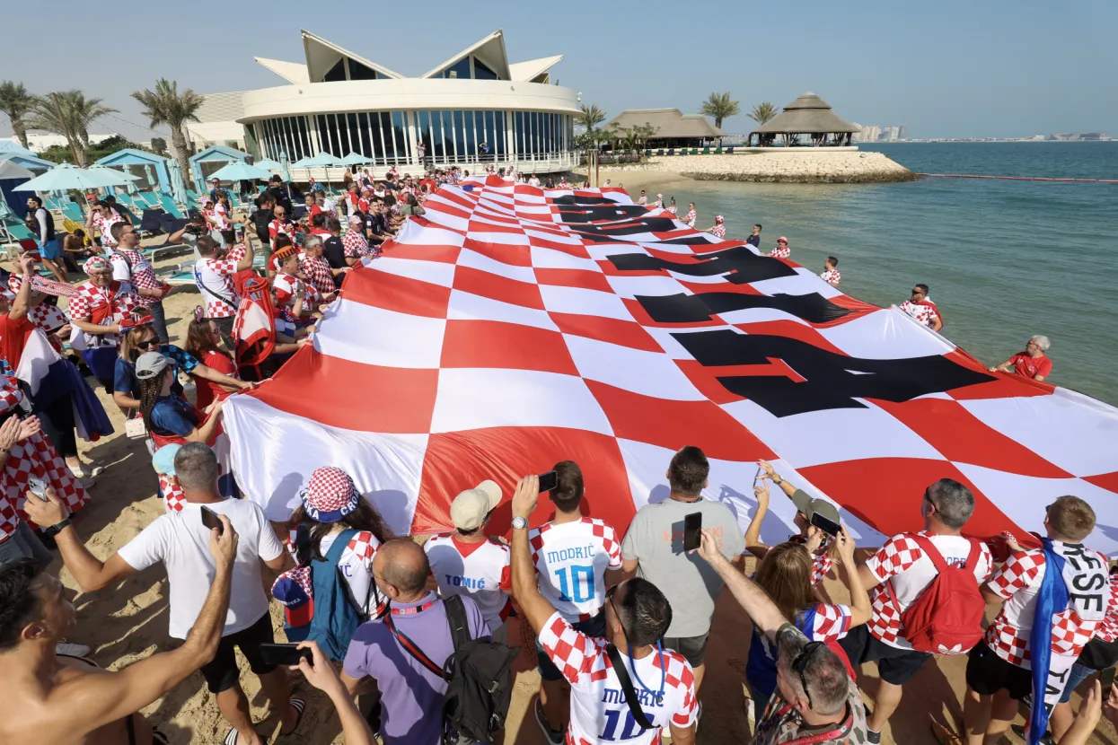 Doha, 05.12.2022 - Velika hrvatska zastava po treći puta ispred hotela Hilton u Dohi gdje su smje&scaron;teni hrvatski nogometa&scaron;i, na dan u takmice osmine finala Svjetskog nogometnog prvenstva između Hrvatske i Japana..