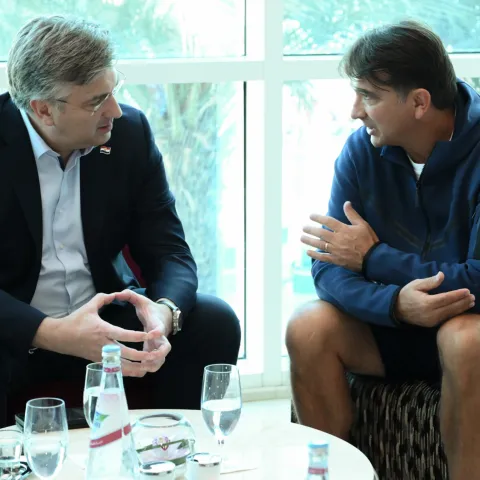 Doha, 05.12.2022 - Premijer Andrej Plenković posjetio je hrvatske nogometae u hotelu Hilton u Dohi pred utakmicu osmine finala Svjetskog nogometnog prvenstva Katar 2022 protiv reprezentacije Japana. Na slici Andrej Plenković i Zlatko Dalić.