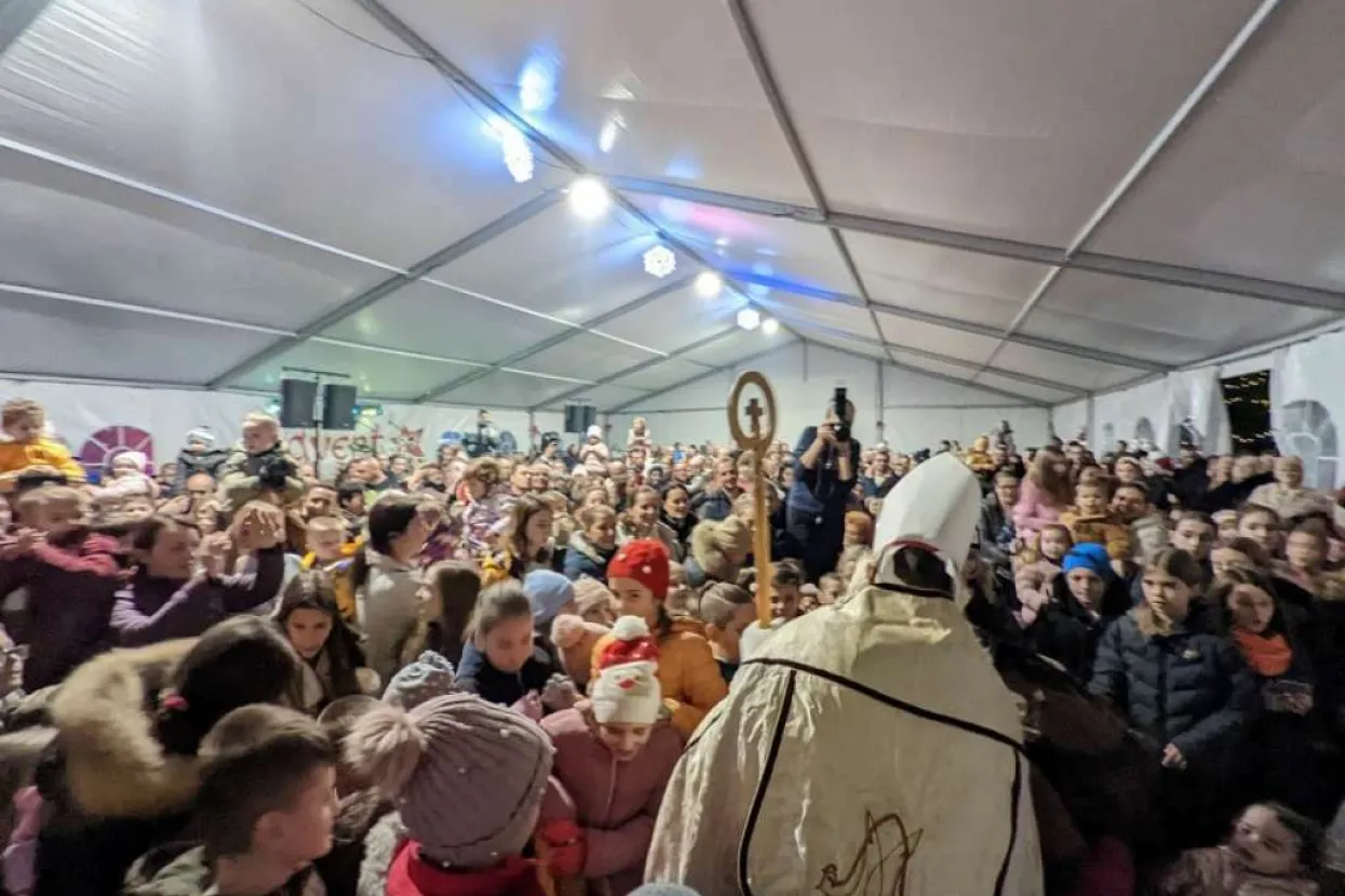 Sveti Nikola posjetio djecu u Kiseljaku i podijelio preko 600 paketića