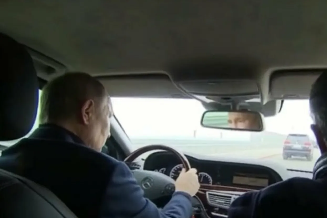 Putin se provozao Mercedesom preko Krimskog mosta