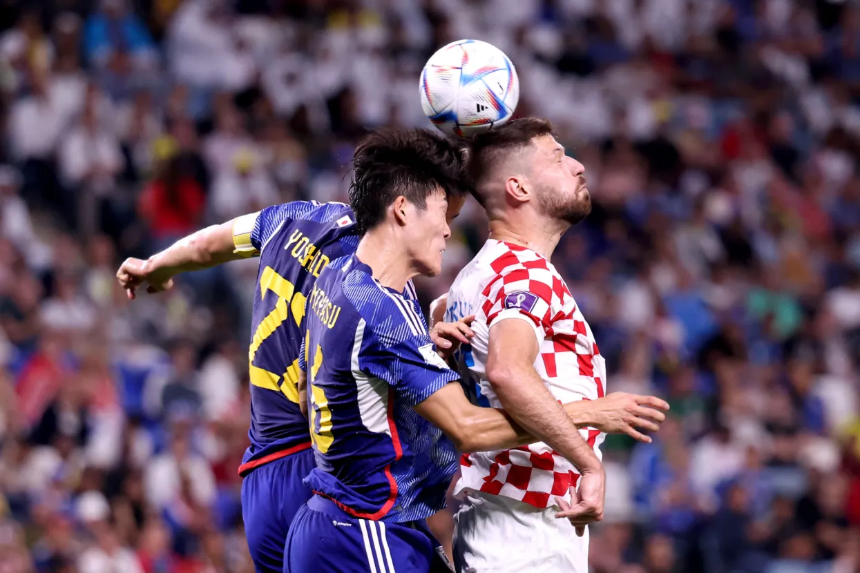 Al Wakrah, 05.12.2022. - Utakmica osmine finala Svjetskog nogometnog prvenstva Japan - Hrvatska na stadionu Al Janoub. Na fotografiji Maya Yoshida, Takehiro Tomiyasu, Bruno Petković.