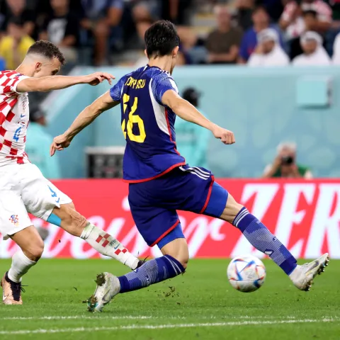 Al Wakrah, 05.12.2022. - Utakmica osmine finala Svjetskog nogometnog prvenstva Japan - Hrvatska na stadionu Al Janoub. Na fotografiji Ivan Peri&scaron;ić, Takehiro Tomiyasu.