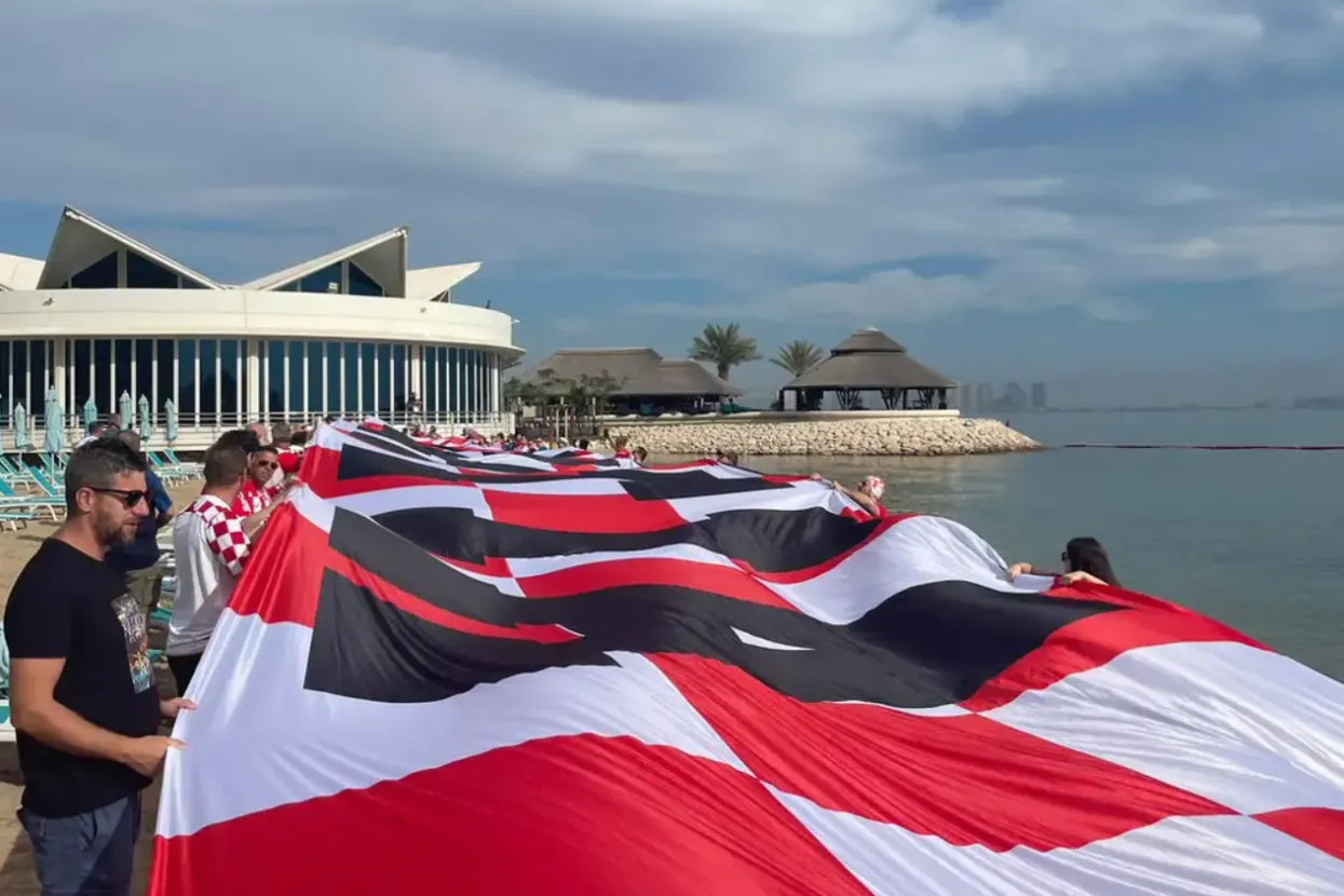 Hrvatska zastava ispred hotela u kojemu borave Vatreni