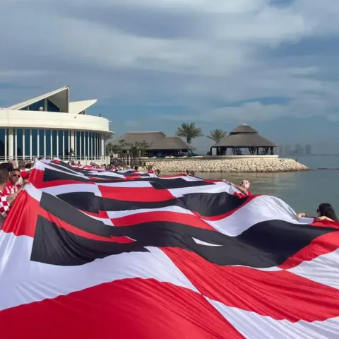 Hrvatska zastava ispred hotela u kojemu borave Vatreni