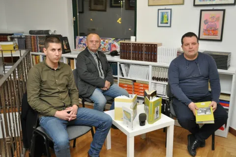 MOSTAR, 7. prosinca (FENA) &ndash; Knjiga novinara i pisca Dušana Muse pod nazivom &quot;Don Ivan Musić organizira ostanak Hrvata u istočnoj Hercegovini 1875. &ndash; 1878. godine&quot; predstavljena je u Mostaru u Klubu knjige Ivo Andrić. (Foto FENA/Monika Ćubela Savić)