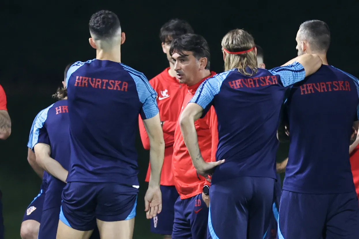 Doha, 08.12.2022 - Službeni trening Hrvatske nogometne reprezentacije u trening kampu Al Ersal 3 u Dohi pred sutra&scaron;nju utakmicu četvrtfinala Svjetskog nogometnog prvenstva Hrvatska - Brazil. Na slici izbornik Zlatko Dalić razgovara s nogometa&scaron;ima.