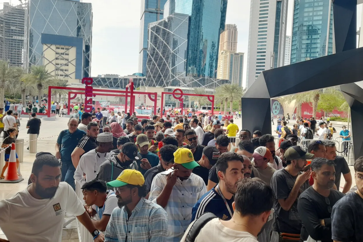 Doha, 09.12.2022 - Ogroman interes za ulaznice za utakmicu između Brazila i Hrvatske ispred FIFA Main Ticketing Centre (Doha Exhibition &amp; Convention Center  DECC)