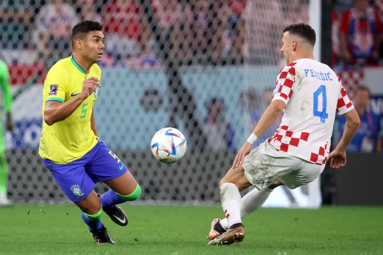 Al Rayyan, 09.12.2022. - Četvrtfinale SP-a Katar 2022 Hrvatska - Brazil na stadionu Education City. Na fotografiji Carlos Henrique Casimiro, Ivan Peri&scaron;ić.