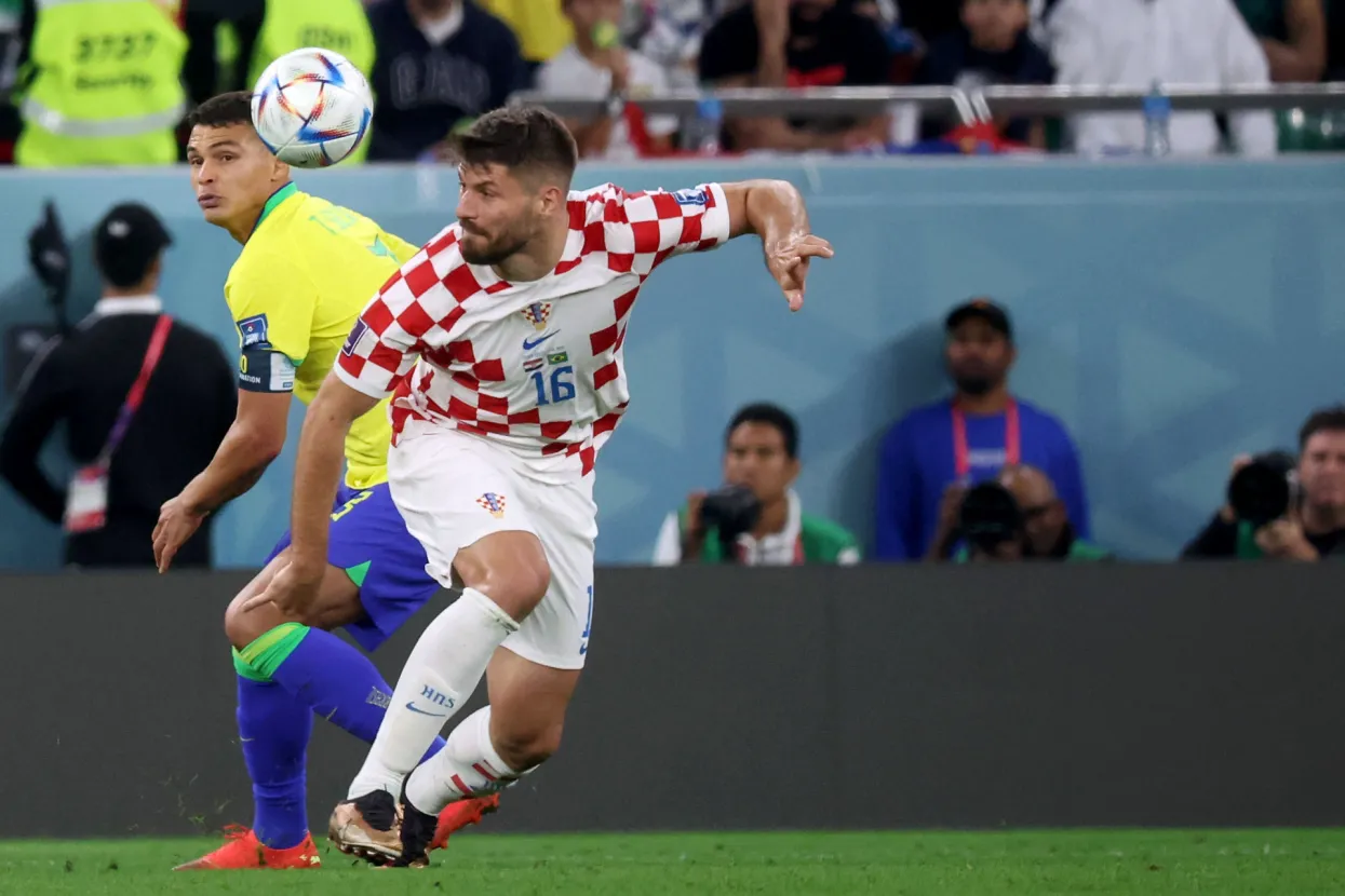 Al Rayyan, 09.12.2022. - Četvrtfinale SP-a Katar 2022 Hrvatska - Brazil na stadionu Education City. Na fotografiji Thiago Silva, Bruno Petković. foto HINA/ Damir SENČAR/ dk