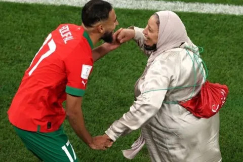 Sofiane Boufal pleše s mamom