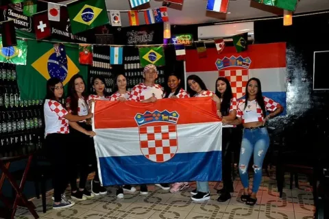 Tomislav Badovinac sa zaposlenicima kafića