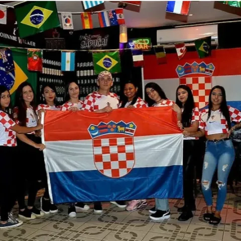 Tomislav Badovinac sa zaposlenicima kafića