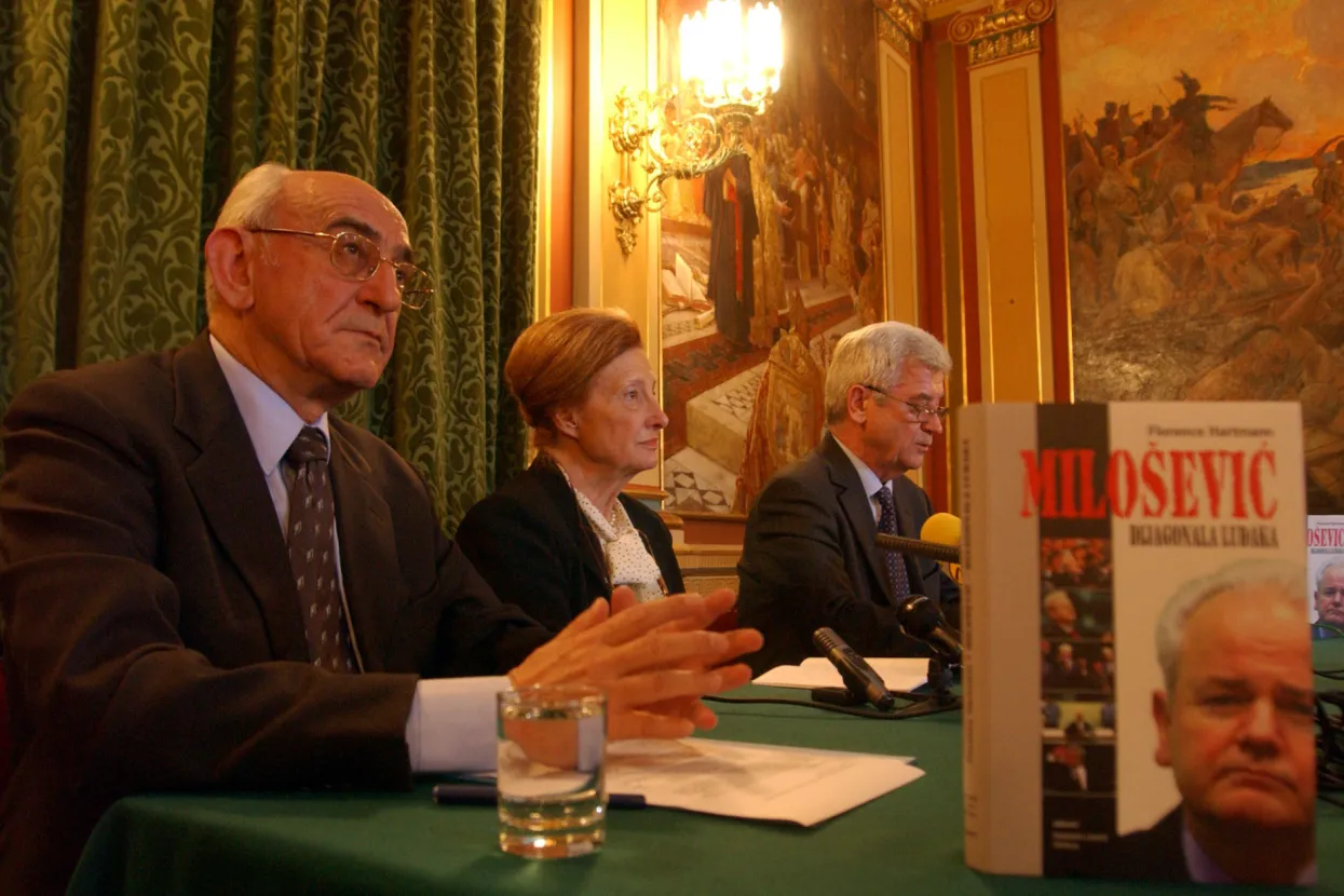 Zagreb, 21.11.2002 - Akademik Davorin Rudolf, dr. Latinka Perović i direktor Nakladnog zavoda "Globus" Tomislav Puek tijekom predstavljanja knjige "Miloević - Dijagonala luđaka" autorice Florence Hartmann, u Hrvatskom institutu za povijest u Zagrebu.
foto FaH/ Damir SENČAR