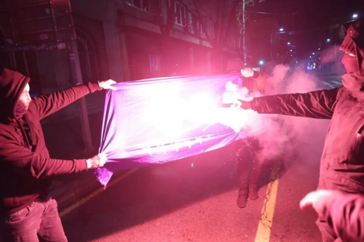 Paljenje kosovsje zastave