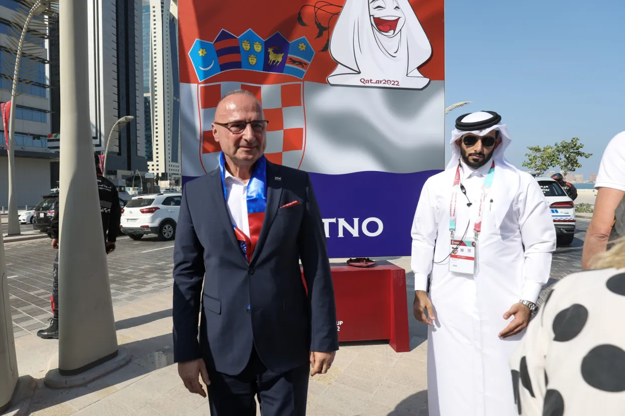 Doha, 13.12.2022 - Predsjednik Hrvatskog sabora Gordan Jandroković i ministar vanjskih poslova Gordan Grlić Radman posjetili su hrvatske nogometa&scaron;e u hotelu Hilton Doha pred dana&scaron;nju polufinalnu utakmicu Svjetskog nogometnog prvenstva Katar 2022, Argentina - Hrvatska. Na slici Gordan Grlić Radman dao je izjavu za medije.