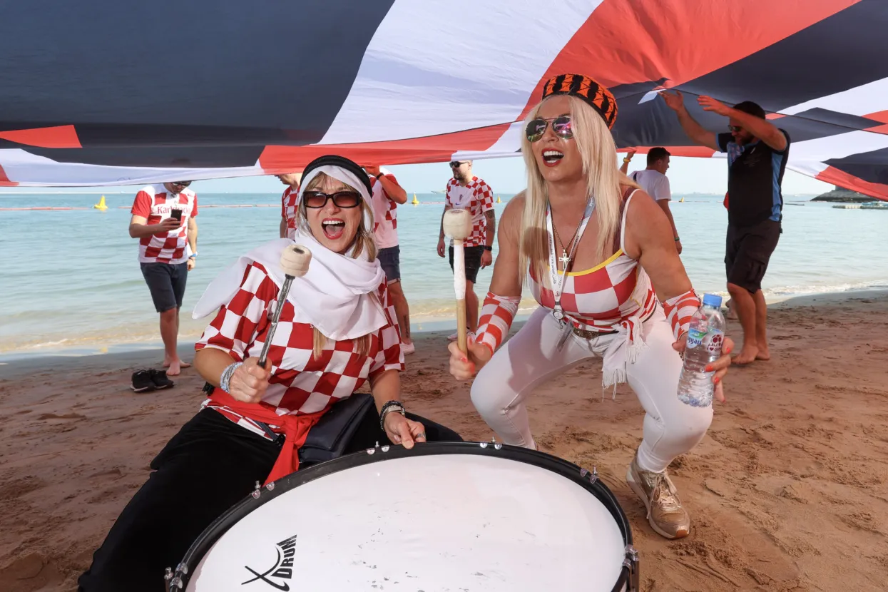 Doha, 13.12.2022 - Tradicionalno, pred svaku utakmicu Svjetskog nogometnog prvenstva Katar 2022, hrvatski navijači razvili su veliku hrvatsku zastavu ispred hotela Hilton Doha gdje su smje&scaron;teni hrvatski nogomete&scaron;i, pred dana&scaron;nju polufinalnu utakmicu Svjetskog nogometnog prvenstva Katar 2022, Argentina - Hrvatska.