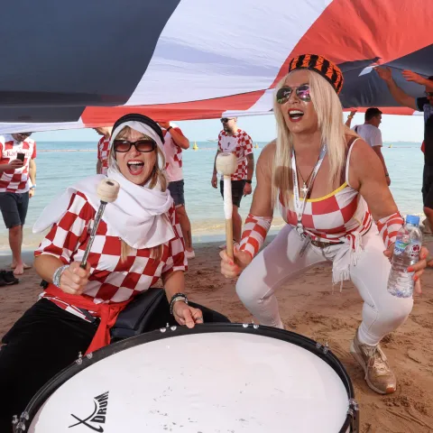 Doha, 13.12.2022 - Tradicionalno, pred svaku utakmicu Svjetskog nogometnog prvenstva Katar 2022, hrvatski navijači razvili su veliku hrvatsku zastavu ispred hotela Hilton Doha gdje su smje&scaron;teni hrvatski nogomete&scaron;i, pred dana&scaron;nju polufinalnu utakmicu Svjetskog nogometnog prvenstva Katar 2022, Argentina - Hrvatska.