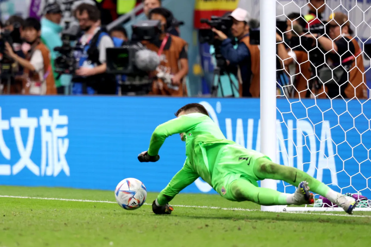 Al Wakrah, 05.12.2022. - Utakmica osmine finala Svjetskog nogometnog prvenstva Japan - Hrvatska na stadionu Al Janoub. Na fotografiji Dominik Livaković.