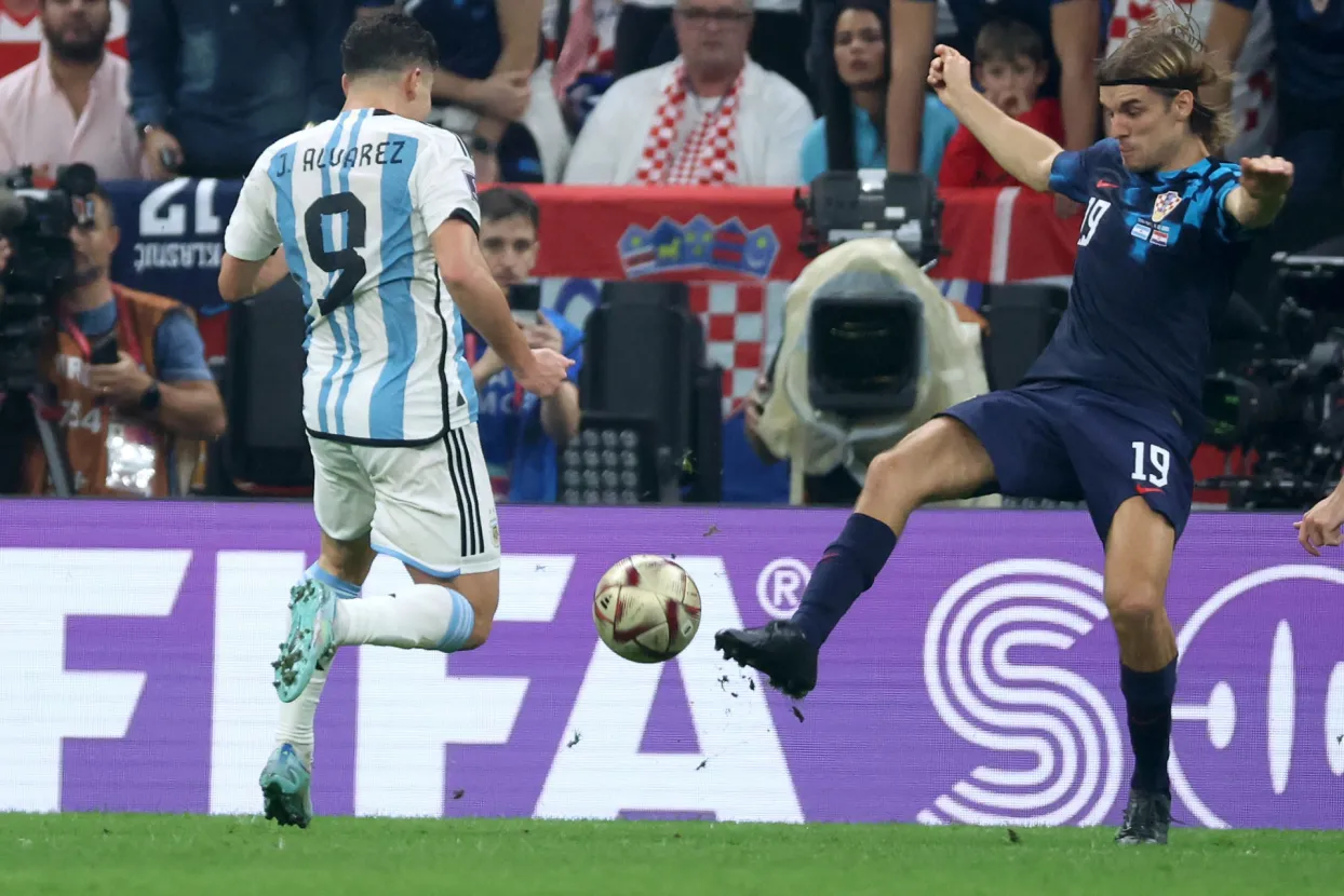 Lusail, 13.12.2022. - Polufinalna utakmica SP-a Katar 2022 Hrvatska - Argentina na stadionu Lusail Iconic. Na fotografiji Julián Álvarez, Borna Sosa. foto HINA/ Damir SENČAR/ dk