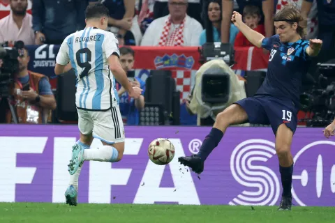 Lusail, 13.12.2022. - Polufinalna utakmica SP-a Katar 2022 Hrvatska - Argentina na stadionu Lusail Iconic. Na fotografiji Julián Álvarez, Borna Sosa. foto HINA/ Damir SENČAR/ dk