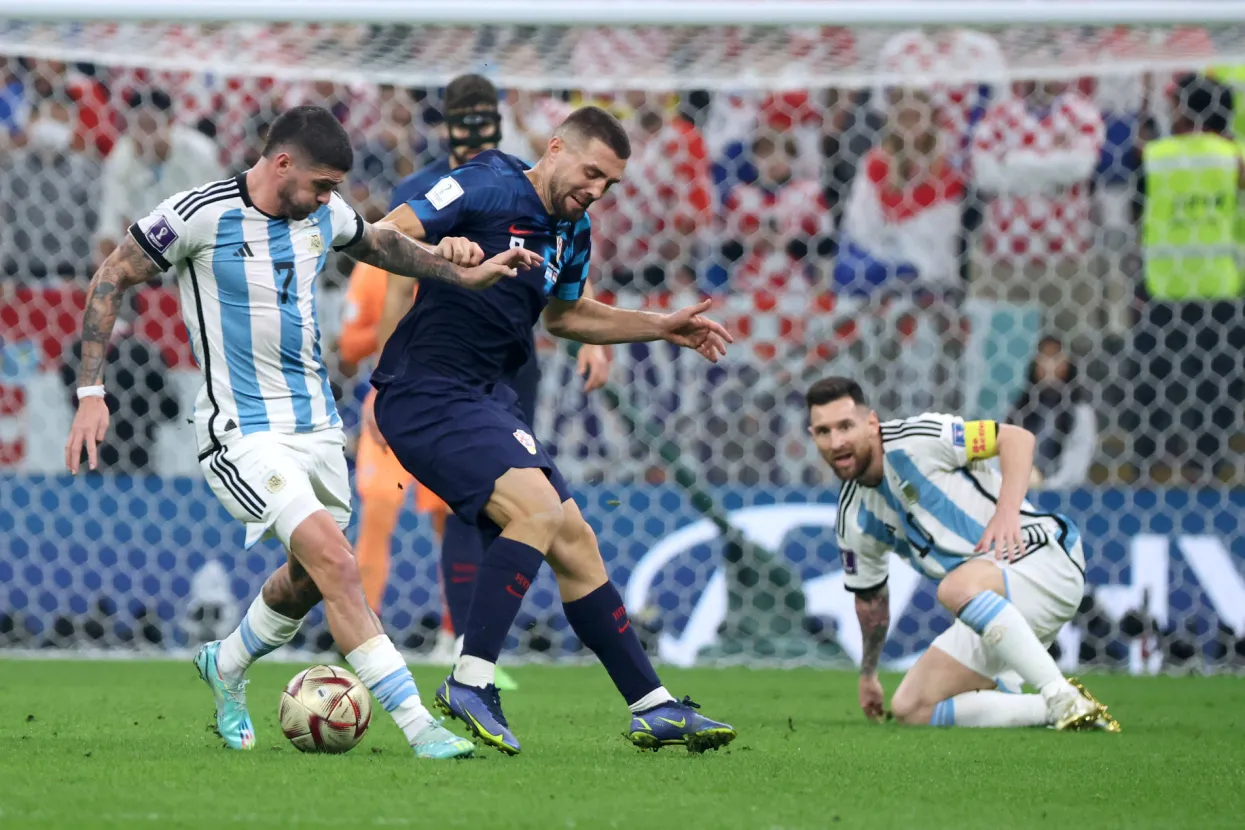 Lusail, 13.12.2022. - Polufinalna utakmica SP-a Katar 2022 Hrvatska - Argentina na stadionu Lusail Iconic. Na fotografiji Rodrigo De Paul, Mateo Kovačić, Lionel Messi. foto HINA/ Damir SENČAR/ dk