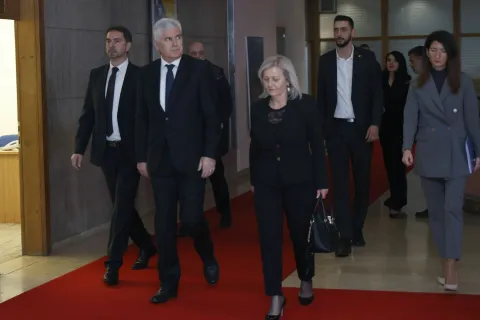Sastanak delegacija stranaka "Osmorke", Hrvatske demokratske zajednice BiH (HDZBiH) i Saveza nezavisnih socijaldemokrata (SNSD), posvećen finalnom dogovoru o koalicijskom sporazumu za formiranje vlasti na državnom novu.