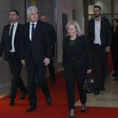 Sastanak delegacija stranaka "Osmorke", Hrvatske demokratske zajednice BiH (HDZBiH) i Saveza nezavisnih socijaldemokrata (SNSD), posvećen finalnom dogovoru o koalicijskom sporazumu za formiranje vlasti na državnom novu.