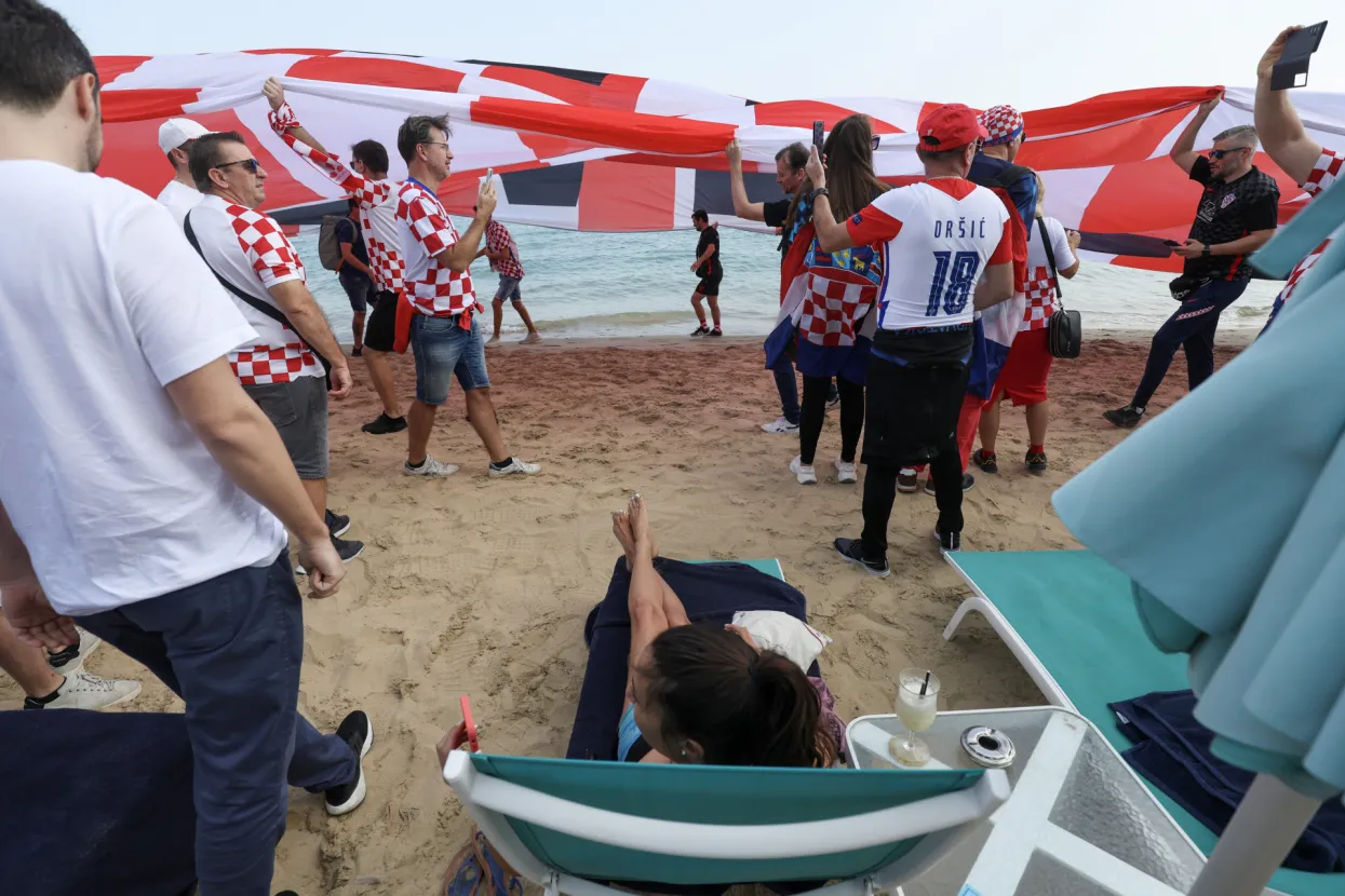 Doha, 17.12.2022 - Tradicionalno razvijanje velike hrvatske zastave ispred hotela Hilton Doha u kojem su smje&scaron;teni hrvatski reprezentativci, pred dana&scaron;nju utakmicu za treće mjesto Svjetskog nogometnog prvenstva Katar 2022, Hrvatska - Maroko.