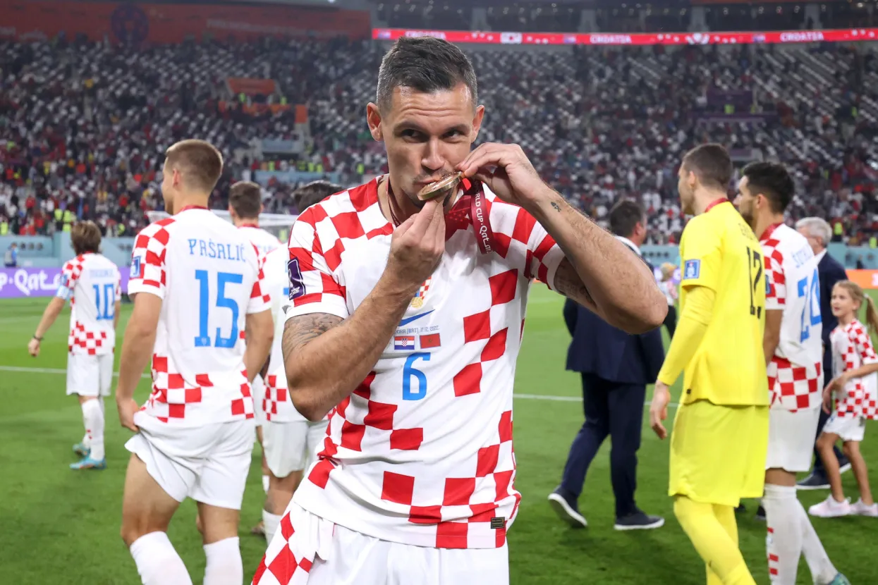 Doha, 17.12.2022. - Dodjela brončanih medalja i slavlje nakon utakmice Svjetskog nogometnog prvenstva Hrvatska - Maroko na stadionu Khalifa International. Hrvatska nogometna reprezentacija osvojila je treće mjesto nakon &scaron;to je u Dohi porazila Maroko s 2-1 (2-1). Na fotografiji Marko Pa&scaron;alić, Dejan Lovren, Ivo Grbić, Josip &Scaron;utalo.