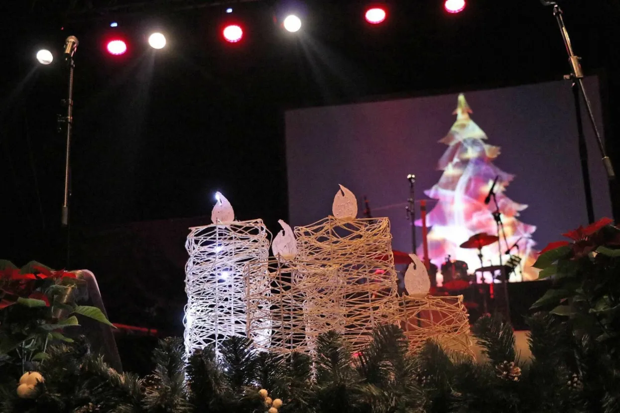 MOSTAR, 27. studenoga (FENA) - Paljenjem prve adventske svijeće i koncertom duhovne glazbe u nedjelju navečer ispred Hrvatskog doma hercega Stjepana Kosače počela je manifestacija Advent u Mostaru, a Mostarce i njihove goste i ove godine očekuju brojni sadržaji.(Foto FENA/Mario Obrdalj)