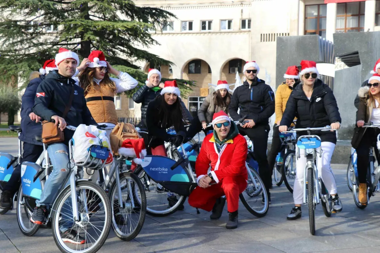 MOSTAR, 14. prosinca (FENA) - U povodu božićnih blagdana i novogodi&scaron;njih praznika u Mostaru je u nedjelju održana tradicionalna, deseta po redu biciklijada Djeda Mrazeva u organizaciji Biciklističkog kluba Mostar (BKM) u suradnji s Udrugom za promociju biciklizma "Hercegovina Bike".(Foto FENA/Branka Soldo)