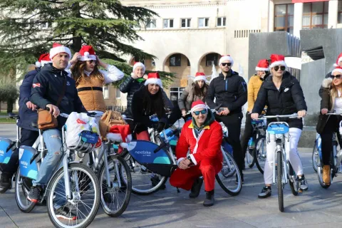MOSTAR, 14. prosinca (FENA) - U povodu božićnih blagdana i novogodi&scaron;njih praznika u Mostaru je u nedjelju održana tradicionalna, deseta po redu biciklijada Djeda Mrazeva u organizaciji Biciklističkog kluba Mostar (BKM) u suradnji s Udrugom za promociju biciklizma "Hercegovina Bike".(Foto FENA/Branka Soldo)