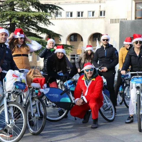 MOSTAR, 14. prosinca (FENA) - U povodu božićnih blagdana i novogodi&scaron;njih praznika u Mostaru je u nedjelju održana tradicionalna, deseta po redu biciklijada Djeda Mrazeva u organizaciji Biciklističkog kluba Mostar (BKM) u suradnji s Udrugom za promociju biciklizma "Hercegovina Bike".(Foto FENA/Branka Soldo)