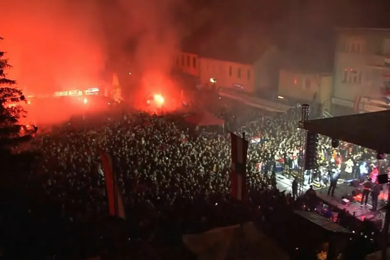 LIVNO, 22. prosinca (FENA) &ndash; Tisuće građana okupilo se u četvrtak na sredi&scaron;njem gradskom trgu u Livnu kako bi svečano dočekali izbornika hrvatske nogometne reprezentacije Zlatka Dalića koji je drugi put hrvatsku nogometnu reprezentaciju doveo do medalje.
&nbsp;