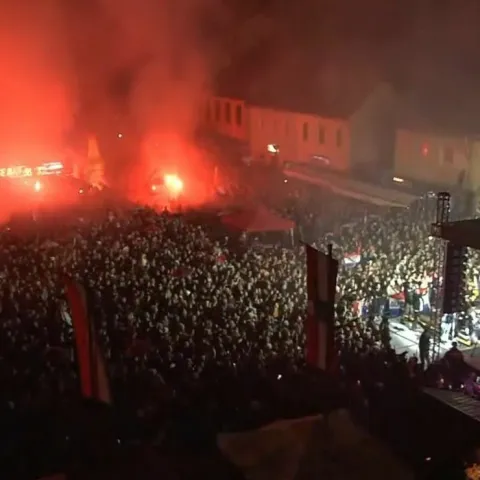 LIVNO, 22. prosinca (FENA) &ndash; Tisuće građana okupilo se u četvrtak na sredi&scaron;njem gradskom trgu u Livnu kako bi svečano dočekali izbornika hrvatske nogometne reprezentacije Zlatka Dalića koji je drugi put hrvatsku nogometnu reprezentaciju doveo do medalje.
&nbsp;