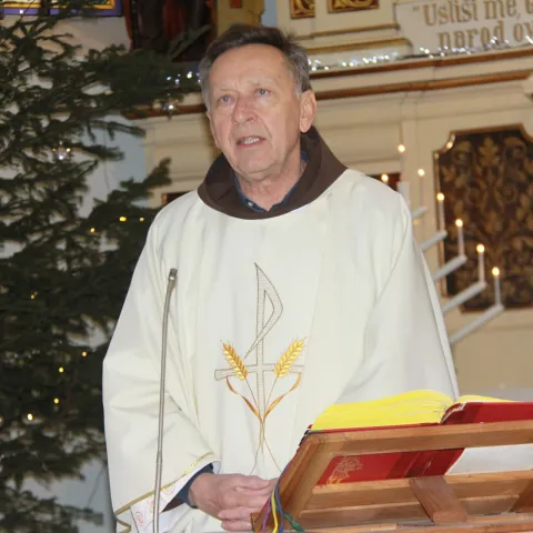 ZENICA, 25. decembra (FENA) &ndash; Svečanom liturgijom u crkvi Svetog Ilije Proroka, gdje je danas misno slavlje predvodio župni vikar fra Stjepan Lovrić, zenički su katolici nastavili obilježavanje Božića, povodom kojeg je sinoć misu-polnoćku u toj crkvi predvodio župnik fra Marko Kepić. (Foto FENA/Vehid Begunić)