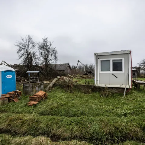 Glina/Petrinja, 26.12.2022. - Brojni stanovnici Banije već treću zimu u kontejnerima čekaju obnovu sru&scaron;enih kuća, konstrukcijska obnova i zamjenska gradnja idu sporo, objekti se uglavnom obnavljaju zahvaljujući donacijama, iako je država osigurala novac, a nadu im bude mogućnosti eko proizvodnje. Na slici kontejner u Majskim Poljanama.