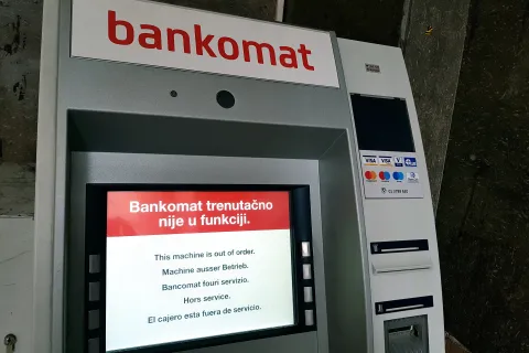 Na fotografiji bankomat Zagrebačke banke