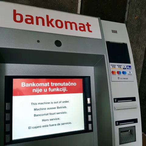 Na fotografiji bankomat Zagrebačke banke