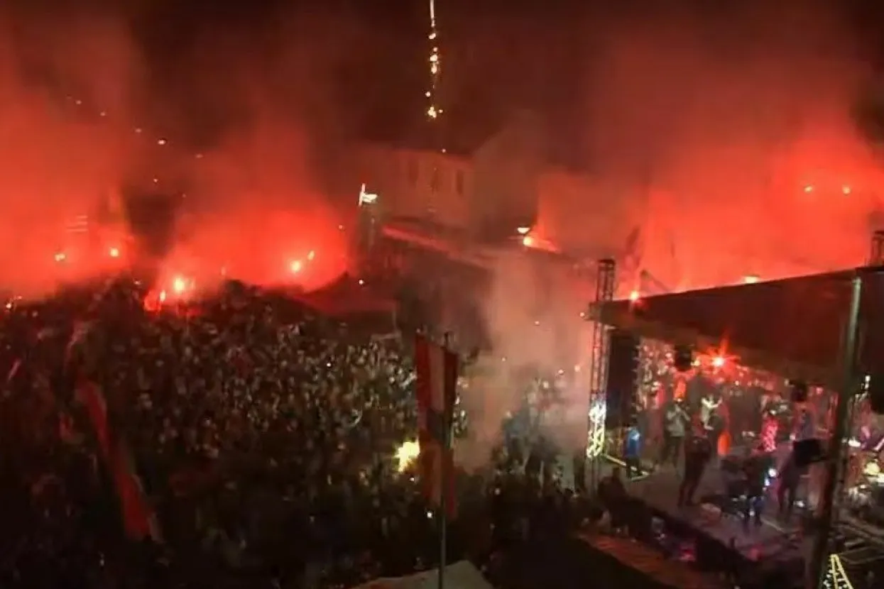 LIVNO, 22. prosinca (FENA) &ndash; Tisuće građana okupilo se u četvrtak na sredi&scaron;njem gradskom trgu u Livnu kako bi svečano dočekali izbornika hrvatske nogometne reprezentacije Zlatka Dalića koji je drugi put hrvatsku nogometnu reprezentaciju doveo do medalje.
&nbsp;