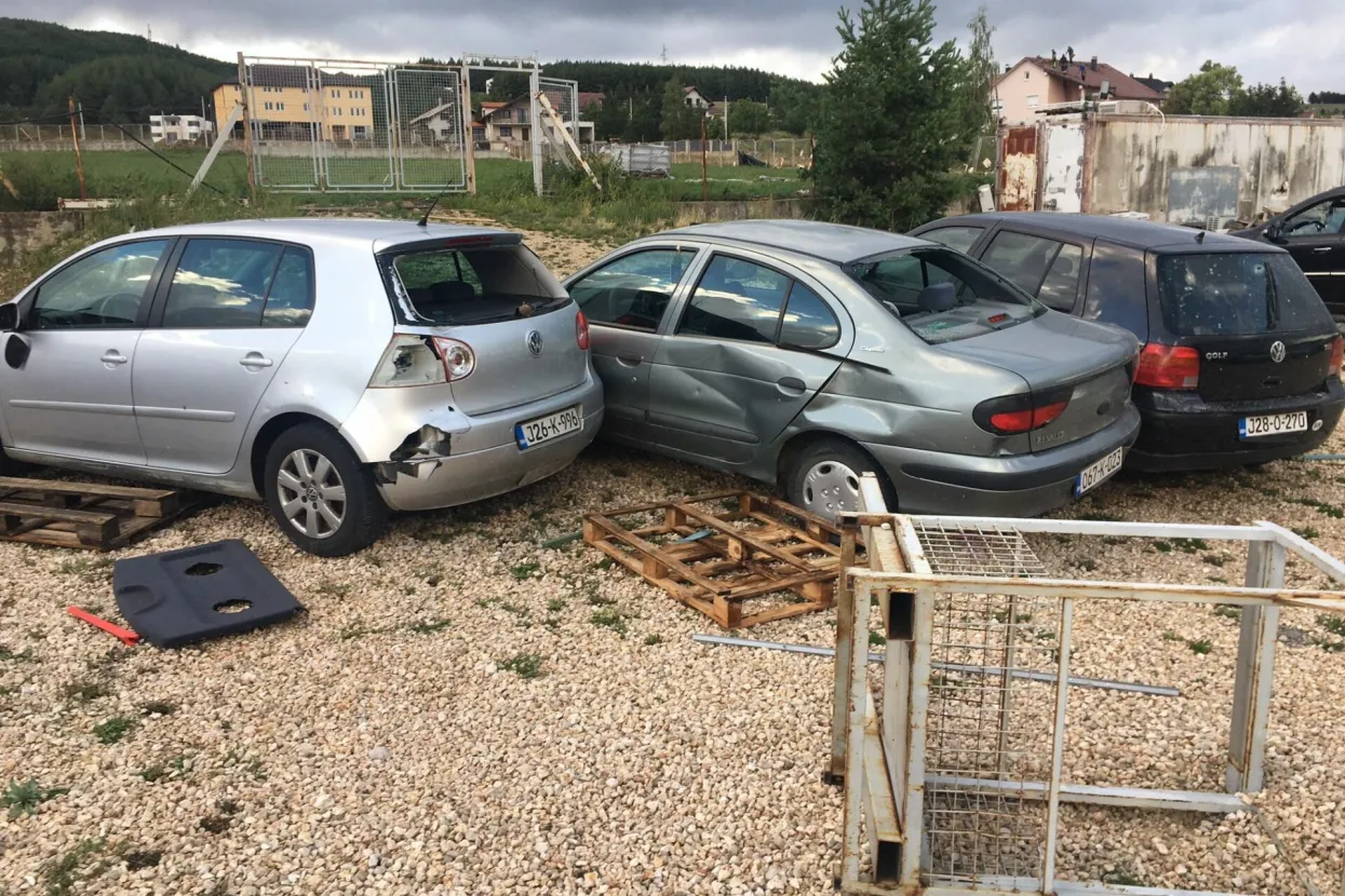 TOMISLAVGRAD, 9. rujna (FENA) - Pijavica koja je danas poslijepodne pro&scaron;la tomislavgradskim naseljima Bobara i Kolo prouzročila je veliku materijalnu &scaron;tetu na objektima, vozilima i obiteljskim kućama