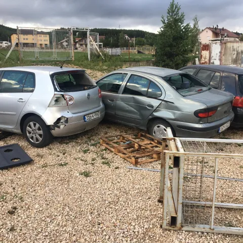 TOMISLAVGRAD, 9. rujna (FENA) - Pijavica koja je danas poslijepodne pro&scaron;la tomislavgradskim naseljima Bobara i Kolo prouzročila je veliku materijalnu &scaron;tetu na objektima, vozilima i obiteljskim kućama