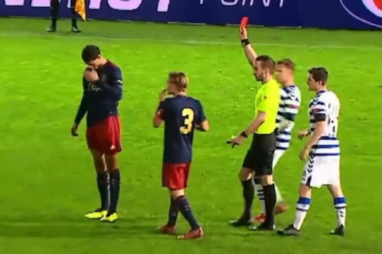 U&scaron;ao u igru i nakon 30 sekundi dobio crveni karton