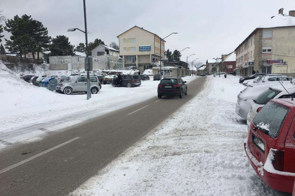 U Hercegovini zabijelilo, otežano se prometuje na cestama HBŽ-a