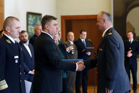 Zagreb, 27.01.2023. - Predsjednik Republike Hrvatske Zoran Milanović upriličio je svečani prijam za umirovljene generale i brigadire/kapetane bojnog broda i uručio im časničke bodeže