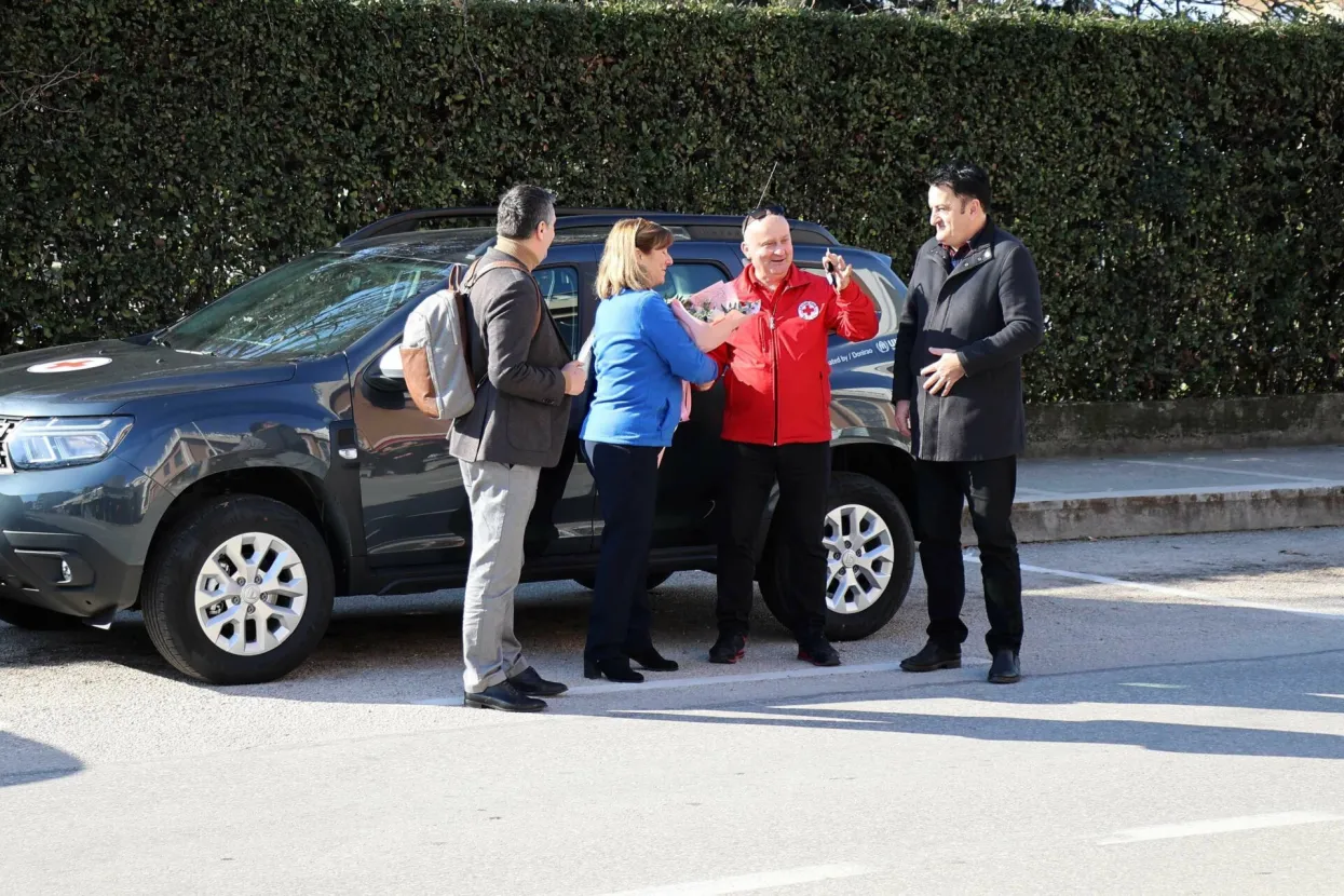 MEĐUGORJE, 2. veljače (FENA) - Crvenom križu Općine Čitluk u četvrtak je od strane Ureda visokog povjerenika UN-a za izbjeglice (UNHCR) u BiH uručeno novo vozilo vrijedno 36.400 maraka, koje će koristiti za distribuciju i dostavu humanitarne robe, lijekova, kao i za odvoženje izbjeglica, ali i domaćih pacijenata do najbližeg doma zdravlja ili Sveučili&scaron;ne kliničke bolnice (SKB) u Mostaru.(Foto FENA/Mario Obrdalj)