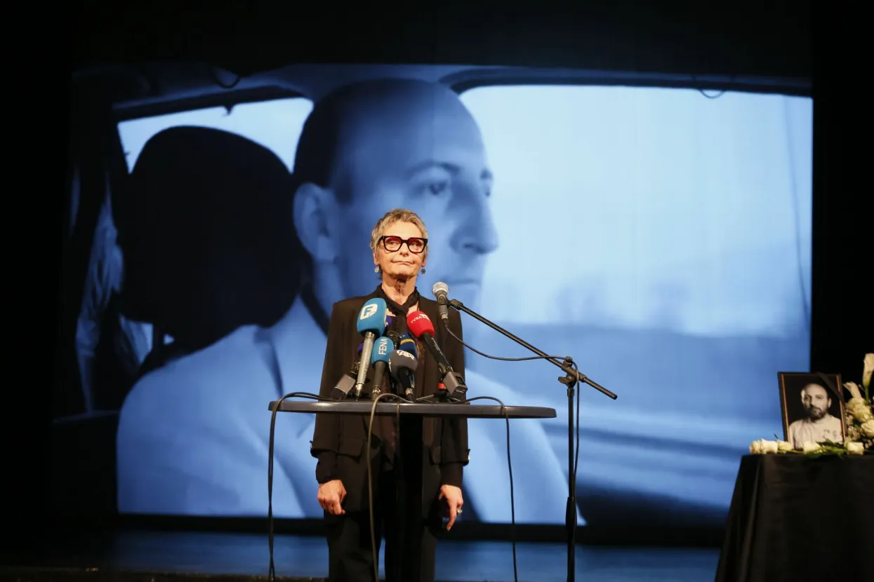 SARAJEVO, 3. veljače (FENA) - Kolege i prijatelji oprostili su se danas od Aleksandra Sa&scaron;e Petrovića, na komemoraciji upriličenoj u Kamernom teatru 55 u Sarajevu.