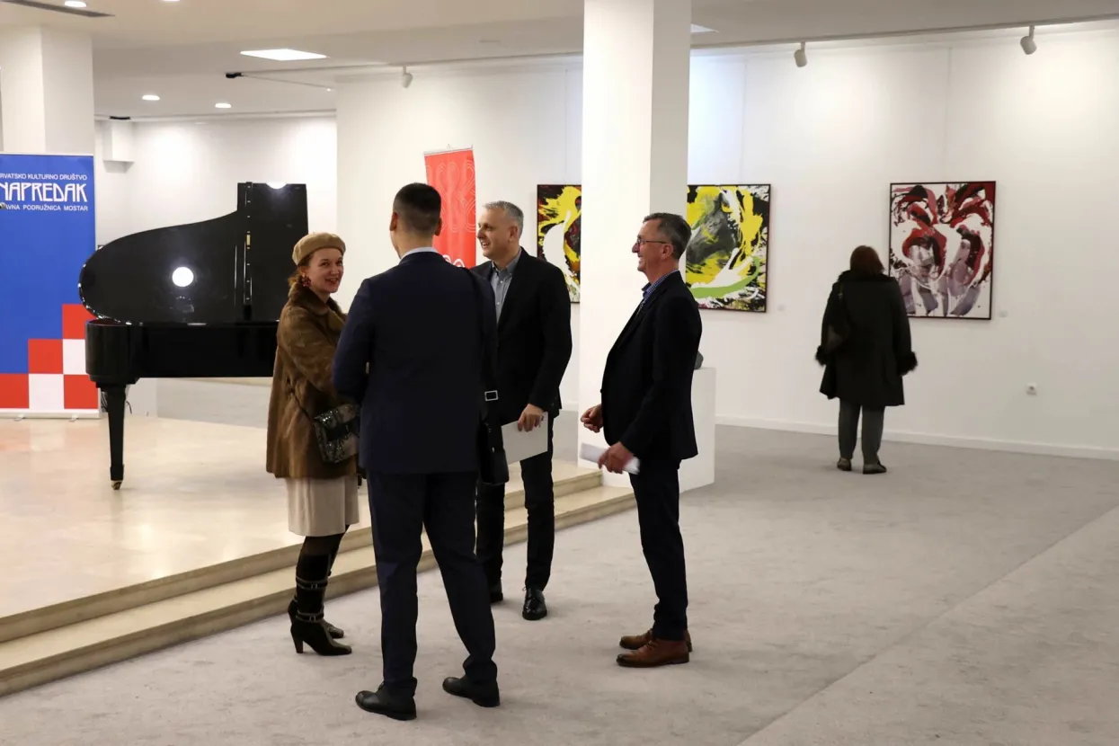 MOSTAR, 3. veljače (FENA) - &quot;Figuracija snova&quot; naziv je izložbe slika autora Marinka Slipca koja je u petak navečer otvorena u Galeriji Hrvatskog doma hercega Stjepana Kosače u Mostaru.(Foto FENA/Branka Soldo)