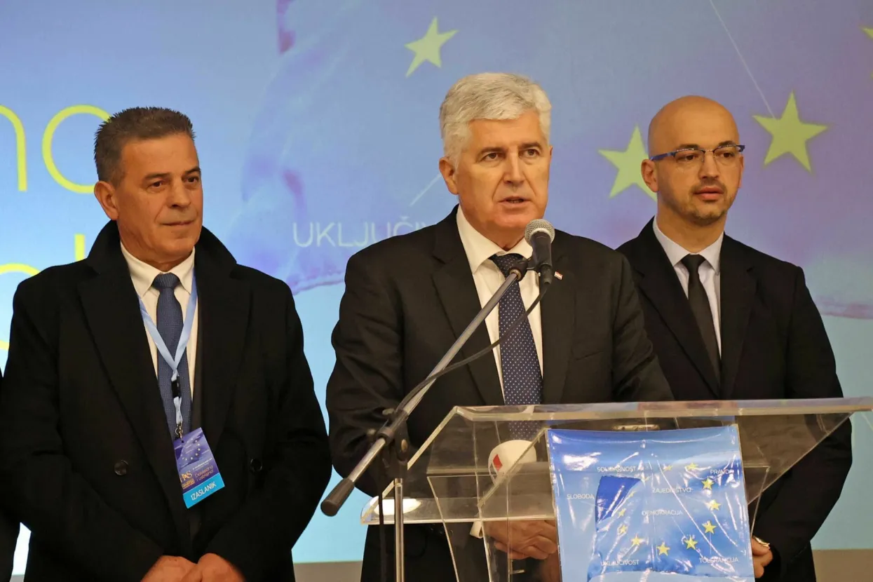 MOSTAR, 4. veljače (FENA) &ndash; Hrvatski narodni sabor (HNS) BiH zavr&scaron;io je svoje dana&scaron;nje zasjedanje ponovnim izborom Dragana Čovića za predsjednika te krovne organizacije hrvatskog naroda u Bosni i Hercegovini.(Foto FENA/Mario Obrdalj)