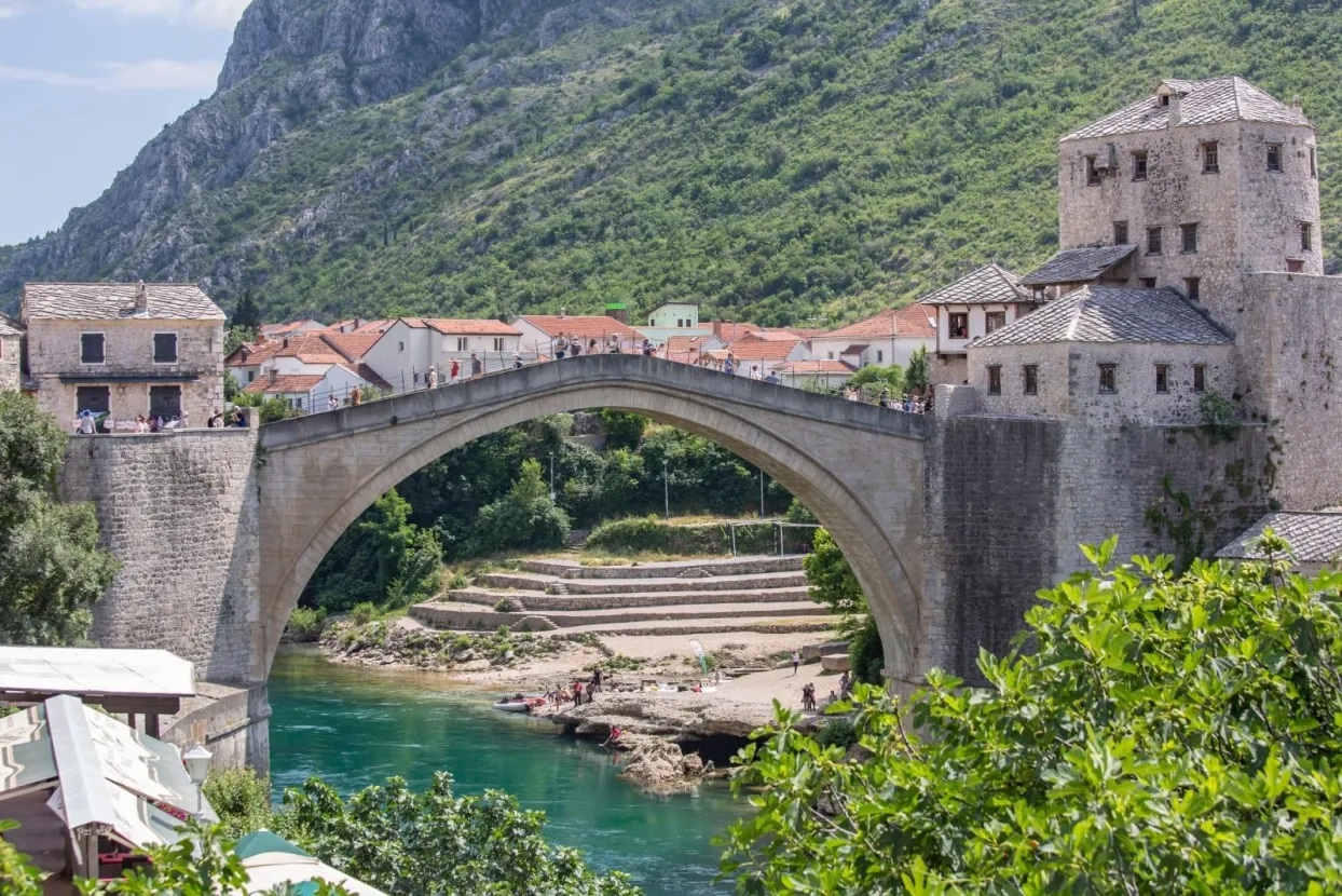 11.06.2018., Mostar, Bosna i Hercegovina - Ljeto u Mostaru. Grad pun turista. Stari most Photo: Grgo Jelavic/PIXSELL
